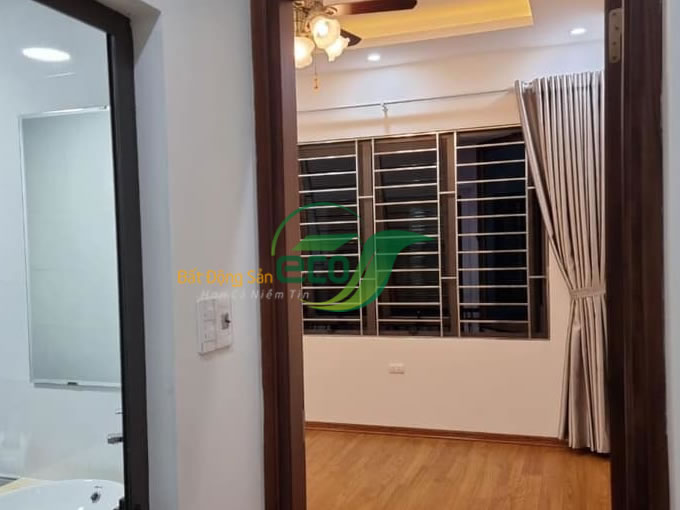 Bán nhà riêng phố Nguyễn Văn Cừ, diện tích 40m2, 4 tầng, 4.3 tỷ