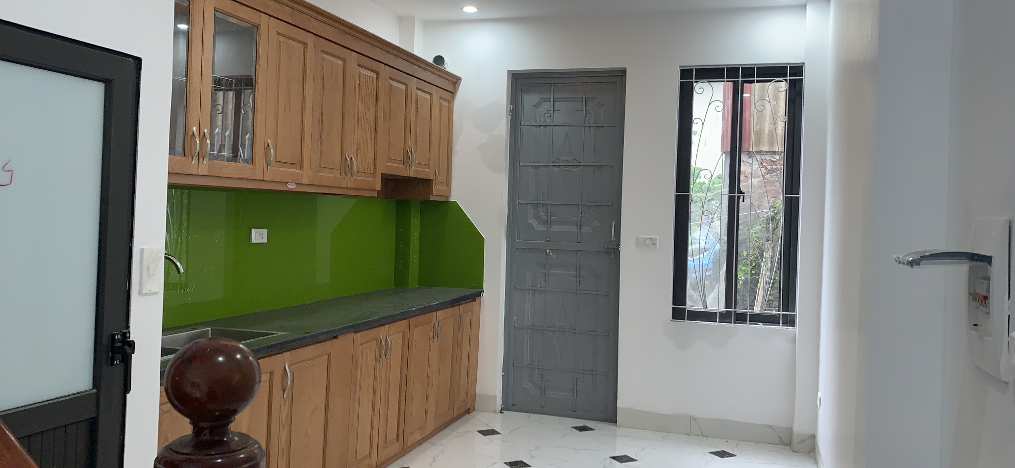 Chỉ với 1.8 tỷ sở hữu ngay Nhà Siêu Đẹp 3 tầng, mới xây tại khu vực Hà Đông, chủ nhà tặng lại toàn bộ trang thiết bị nội thất gỗ hiện đại. 