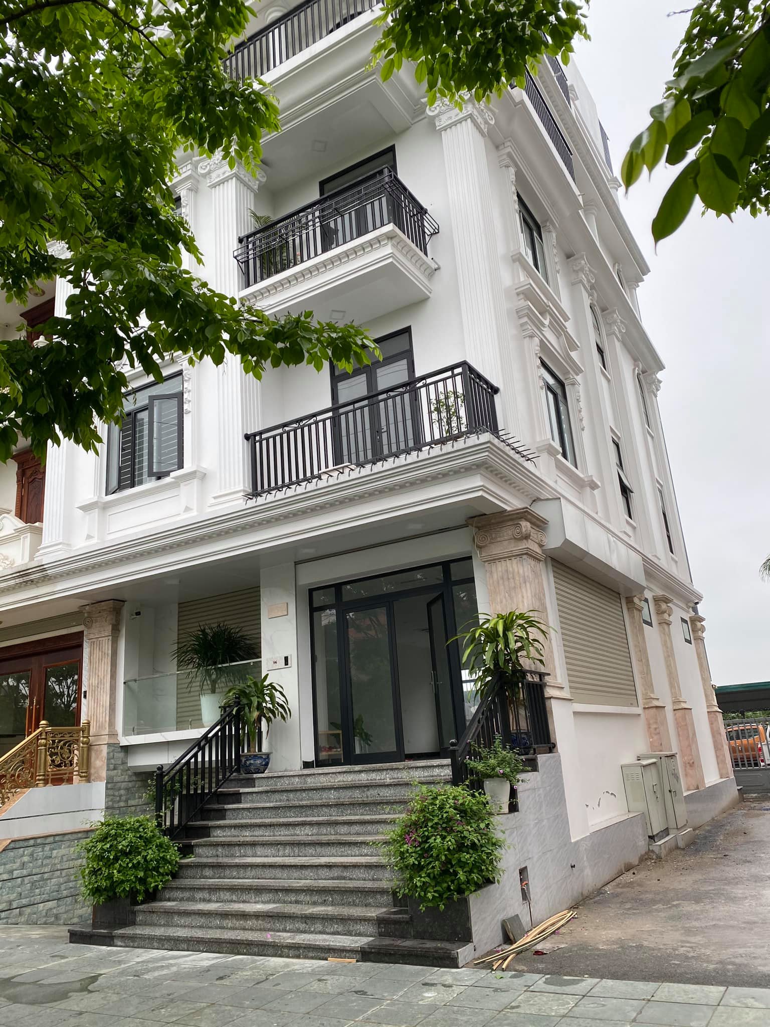 BÁN NHÀ LIỀN KỀ TP GIAO LƯU VỊ TRÍ ĐẸP, VỈA HÈ SIÊU TO, LÔ GÓC 3 MẶT, DT 119M2, MT 7,5, GIÁ 33.5 TỶ